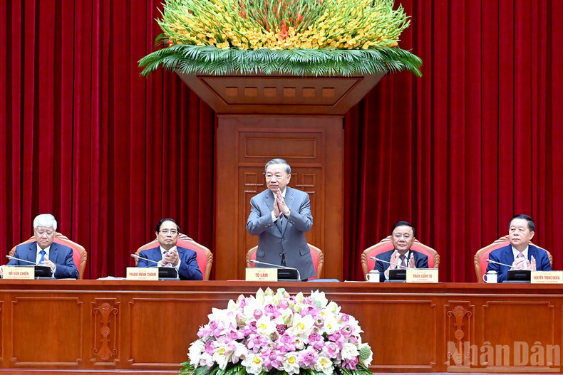 Party General Secretary To Lam and other Party and State leaders chaired the meeting with intellectuals, scientists, and artists. 4.jpg