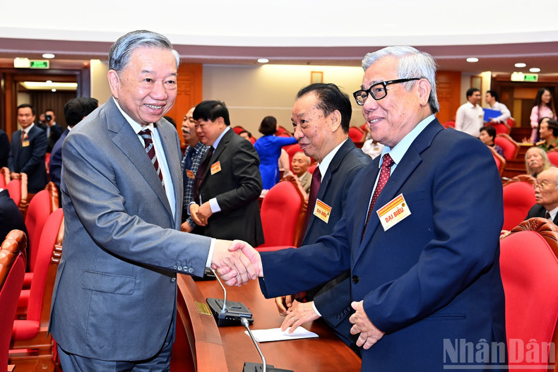 Party General Secretary To Lam and intellectuals, scientists, and artists 3.jpg