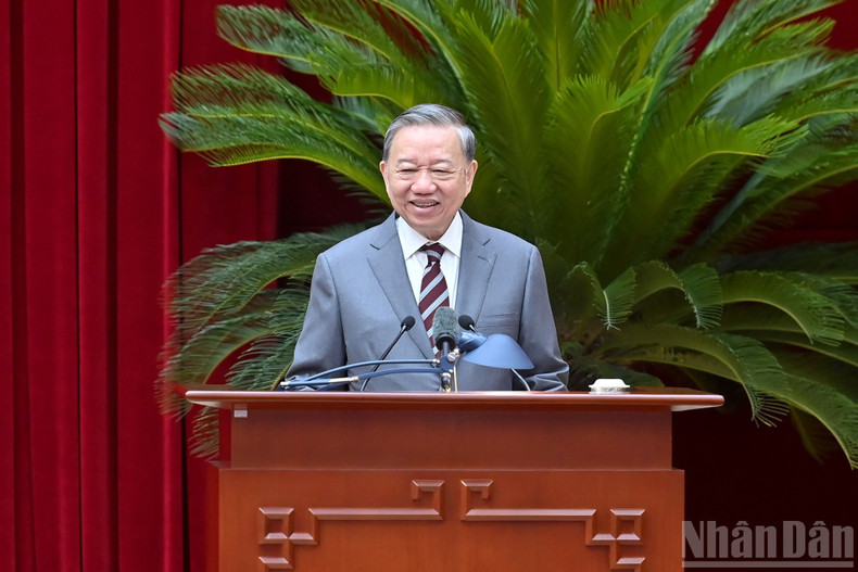 Party General Secretary To Lam delivered a speech at the meeting. 8.jpg