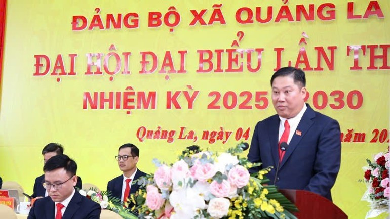 Secretary of the Party Committee of Quang La Commune, Comrade Do Khanh Tung, speaking at the Congress. quang-la-3.jpg