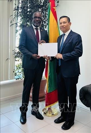 The Vietnamese Ambassador to Venezuela concurrently accredited to Grenada, Vu Trung My, presents a copy of his credentials to Joseph Andall, Grenada’s Minister for Foreign Affairs, Trade and Export Development. (Photo courtesy of Vietnamese Embassy in Venezuela) The Vietnamese Ambassador to Venezuela concurrently accredited to Grenada, Vu Trung My, presents a copy of his credentials to Joseph Andall, Grenada’s Minister for Foreign Affairs, Trade and Export Development. (Photo courtesy of Vietnamese Embassy in Venezuela)