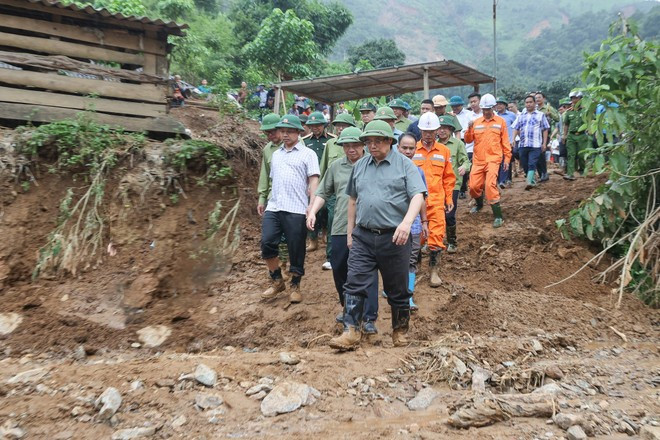 Minister Pham Minh Chinh inspects relief operations in an area hit by recent floods and landslides in Dien Bien province. (Photo: VNA) Minister Pham Minh Chinh inspects relief operations in an area hit by recent floods and landslides in Dien Bien province. (Photo: VNA)