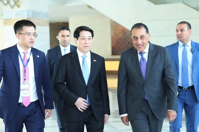 State President Luong Cuong (L) and Egyptian Prime Minister Mostafa Madbouly in Cairo on August 5, 2025 (local time). Photo: VNA