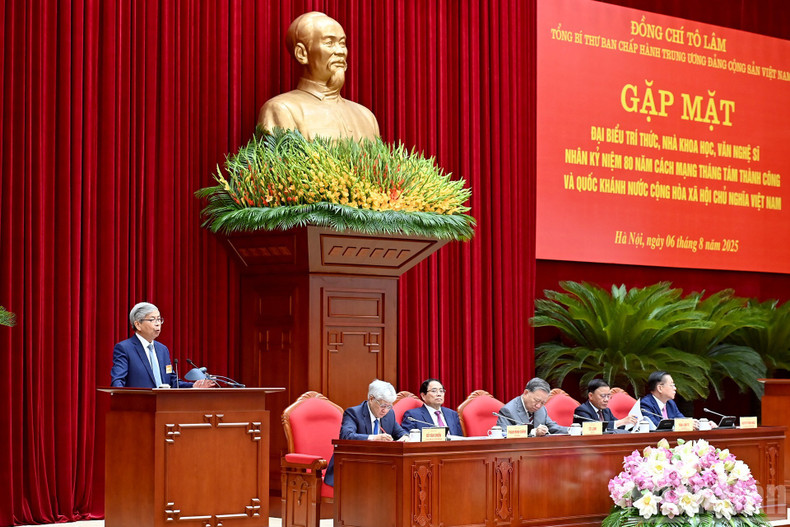 Professor and Doctor of Science Dang Vu Minh delivered a speech at the meeting. 6.jpg