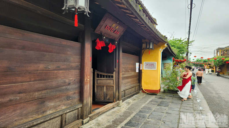 Hoi An ancient town is facing a situation of “heritage bleeding.” ndo-br-5.jpg