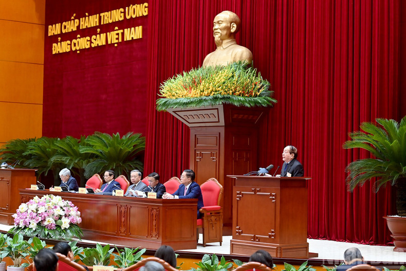 Poet Huu Thinh delivered a speech at the meeting. 7.jpg