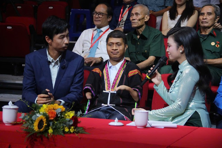 Nay Djrueng, sitting in the centre, an Agent Orange victim, is the founder of the “Di qua mua ray” charity fund. (Photo: HAI LY) den.jpg
