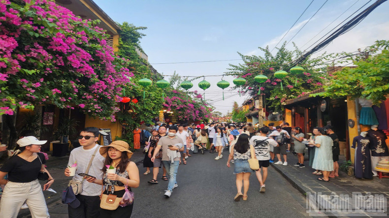 Hoi An Ancient Town is increasingly overloaded with tourist numbers. ndo-br-4.jpg
