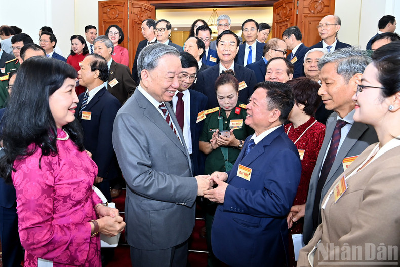 Party General Secretary To Lam had a friendly conversation with representatives of intellectuals, scientists, and artists. 12.jpg