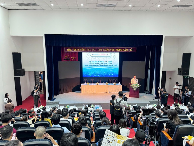 The conference “Digital transformation application in developing export-oriented OCOP products” hoi-nghi18.jpg