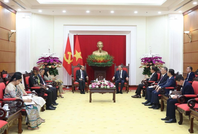 Party General Secretary To Lam (R) hosts a reception for Indian Ambassador to Vietnam Sandeep Arya on August 6 in Hanoi. (Photo: VNA) t2.jpg