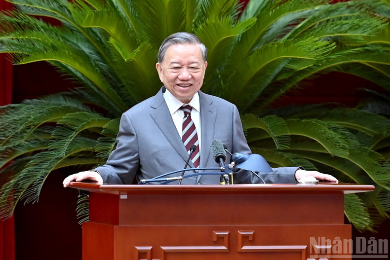 Party General Secretary To Lam delivered a speech at the meeting. 9.jpg