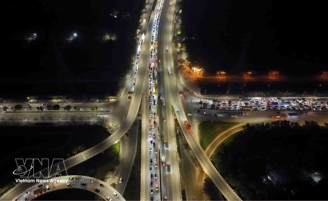 Heavy traffic is recorded at the intersection of National Highway 1B, Ring Road 3 and Phap Van – Cau Gie Expressway at 11pm on February 21. (Photo: VNA)