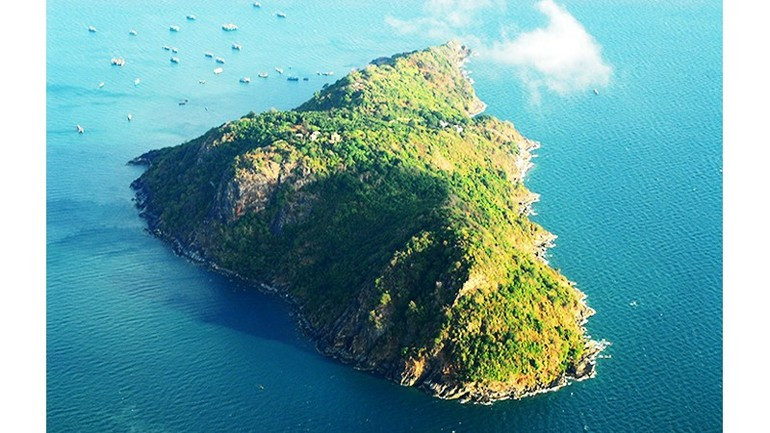 Hon Chuoi Island in the Sea still retains much of its wildness.
