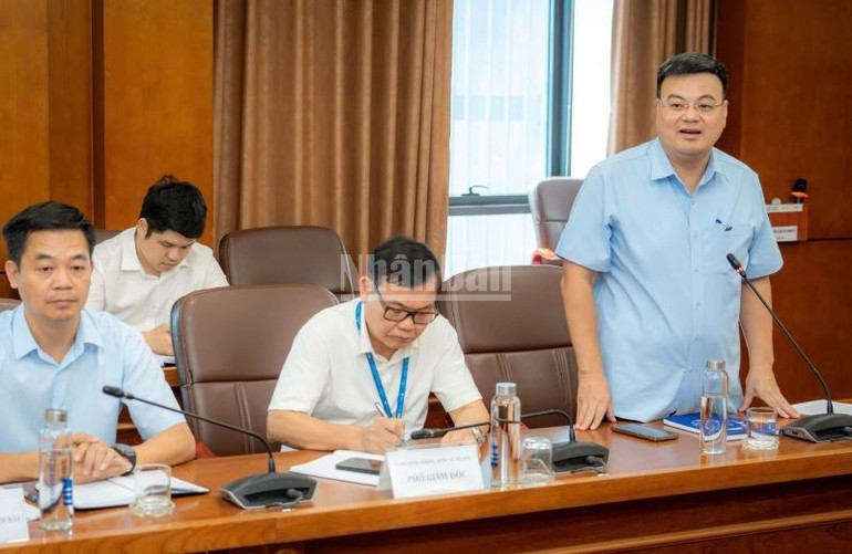 To Tu Ha, Director of Noi Bai International Airport (standing) makes a speech. gen-h-z6902042898365-bfa630b7da4411631da6bf9499da2ae8.jpg