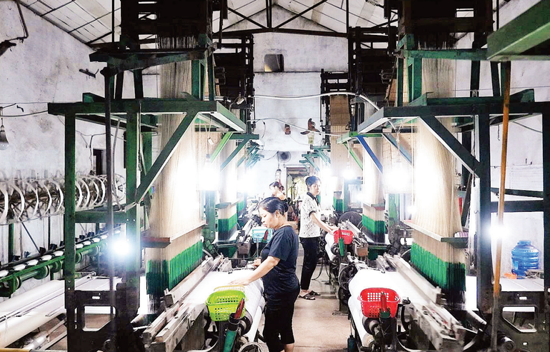 A synchronised weaving machine system. A synchronised weaving machine system.