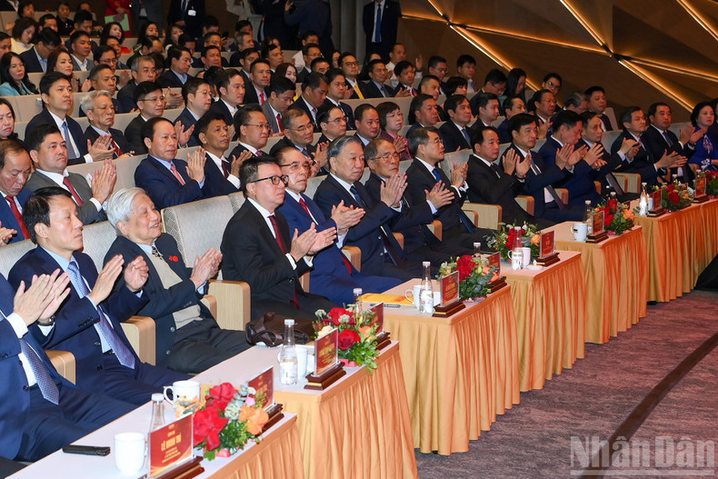 General Secretary To Lam together with leaders, former leaders of the Party and the State and delegates attending the ceremony.