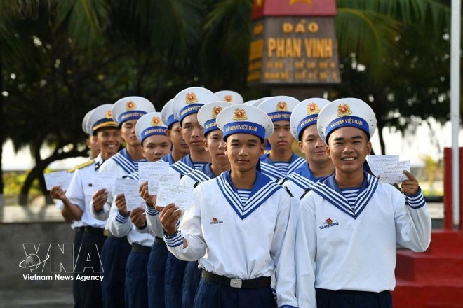 Voters in Truong Sa eagerly hold their voter cards in hand as they arrive at the polling station.(Photo: VNA broadcasts)