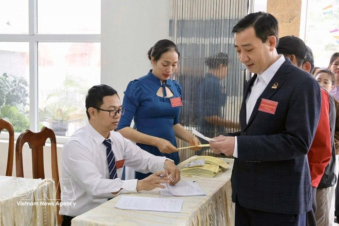 Soldiers and civilians on the frontline island of Bach Long Vi participate in early voting. (Photo: VNA broadcasts)