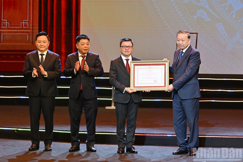 General Secretary To Lam presents the First-Class Labour Order to Nhan Dan Newspaper at the Ceremony marking the 75th anniversary of the first issue of Nhan Dan Newspaper.