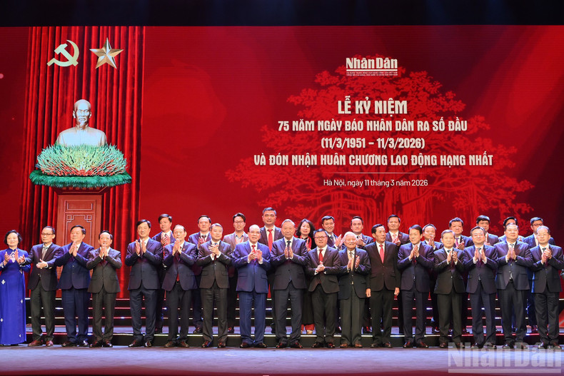 General Secretary To Lam together with leaders, former leaders of the Party and the State and delegates at the ceremony.