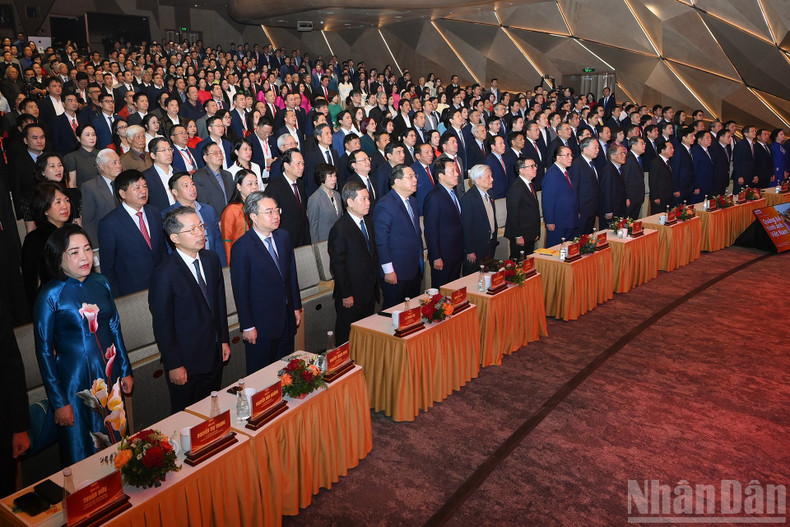 General Secretary To Lam together with leaders, former leaders of the Party and the State and delegates performing the flag-salute ceremony at the event.