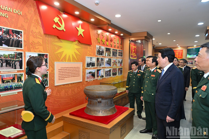 State President Luong Cuong visits the Tradition Room of the National Defence Academy.