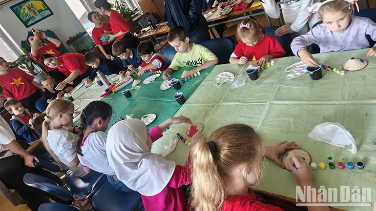 Russian children eagerly participated in the programme introducing Vietnamese culture. ndo-br-img-1408.jpg