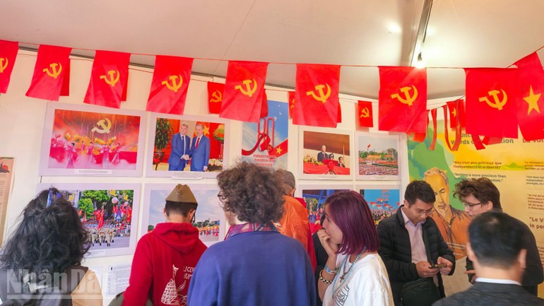 The Viet Nam booth attracted the interest of many French and international young people. img-20250914-075256-7317.jpg