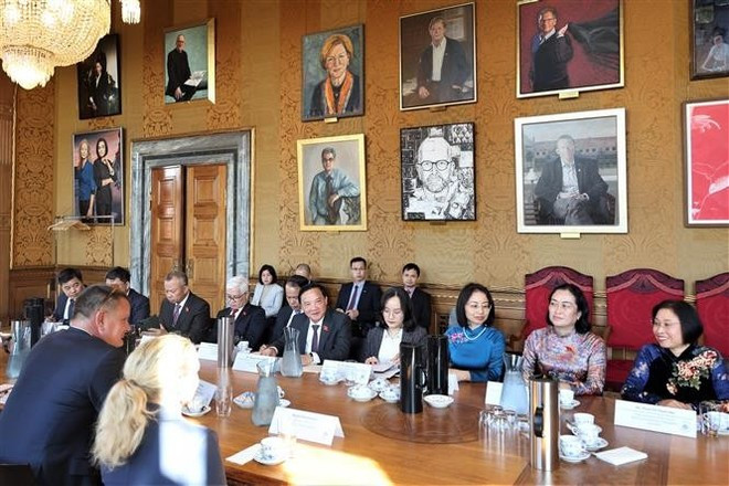 A working session between the Vietnamese delegation and Lord Mayor of Copenhagen Lars Weiss (Photo: VNA) he.jpg