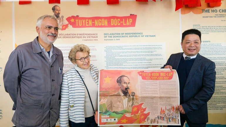 Nhan Dan Deputy Editor-in-Chief Que Dinh Nguyen presented a special supplement marking the 80th National Day on September 2 to Taylan Coskun, member of the Political Bureau of the French Communist Party in charge of relations with Viet Nam, and Honorary Senator Hélène Luc. z7010073716177-1a47313c403ae15d846ef140b9113abe-1372.jpg
