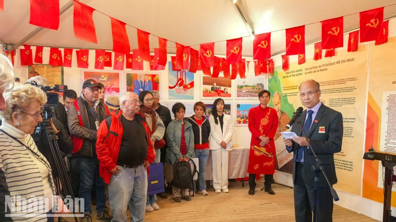 Ambassador Dinh Toan Thang highly appreciated the activities introducing Viet Nam at the 2025 Festival of Humanity. ndo-bl-img-20250913-171226-3976.jpg