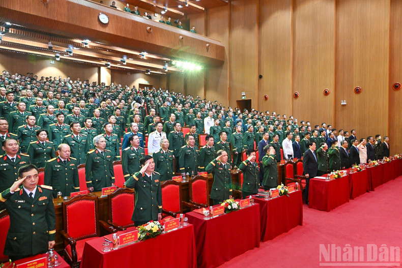 State President Luong Cuong together with leaders of the Ministry of National Defence, the National Defence Academy and delegates take part in the flag-saluting ceremony at the opening ceremony.