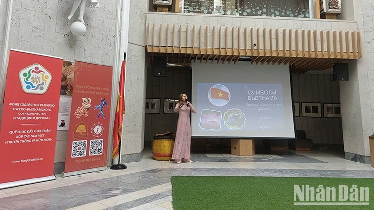 Head of the Viet Nam Cultural Club of the Higher School of Economics (HSE) introduced Viet Nam and its people. ndo-br-img-1410.jpg