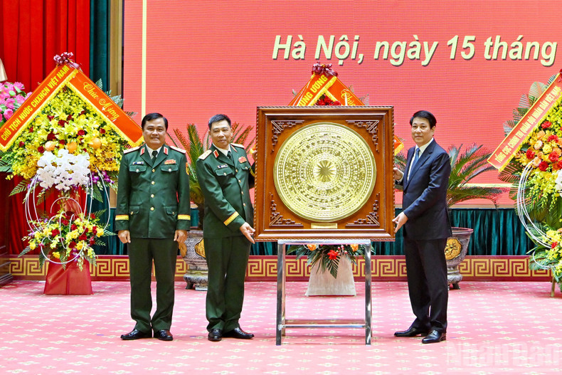 State President Luong Cuong presents a gift to the National Defence Academy at the opening ceremony.