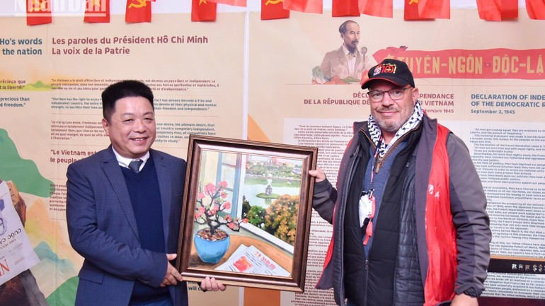 Deputy Editor-in-Chief Que Dinh Nguyen presented a souvenir to the Secretary-General of the Book and Press Publishing Union (SGLCE-CGT), expressing gratitude to French friends for supporting Nhan Dan newspaper in organising the Viet Nam booth at each edition of the festival. humq14-2861.jpg