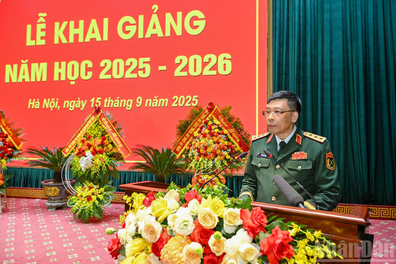 Senior Lieutenant General, Associate Professor, Doctor Tran Viet Khoa, member of the Party Central Committee, Director of the National Defence Academy, delivers a speech at the opening ceremony.