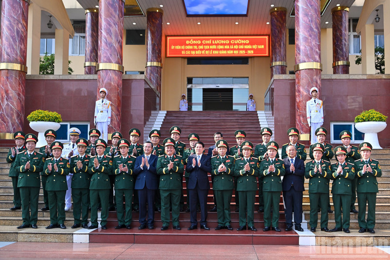 State President Luong Cuong with leaders of the Ministry of National Defence, the National Defence Academy and delegates at the opening ceremony.