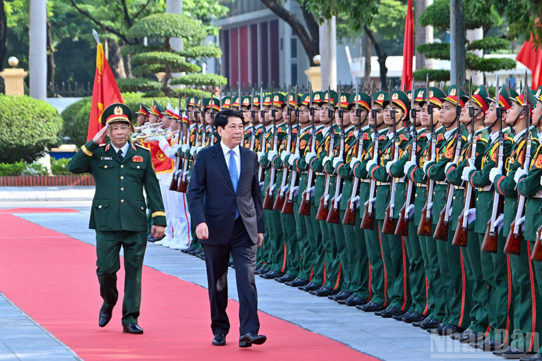 State President Luong Cuong reviews the Honour Guard at the opening ceremony.