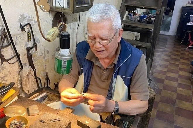 Nguyen Chi Thanh, a goldsmith on Hang Bac Street. (Photo: Le Huy) ong-thanh.jpg