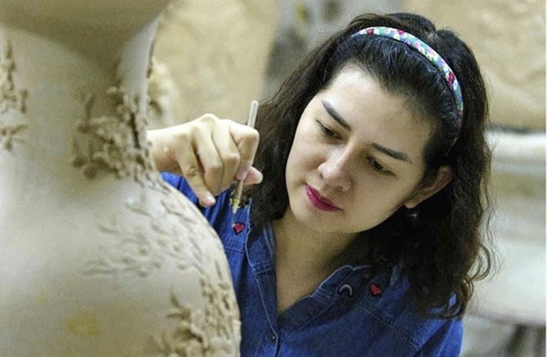Artisan Vu Nhu Quynh, a highly creative craftsperson. quynh.jpg