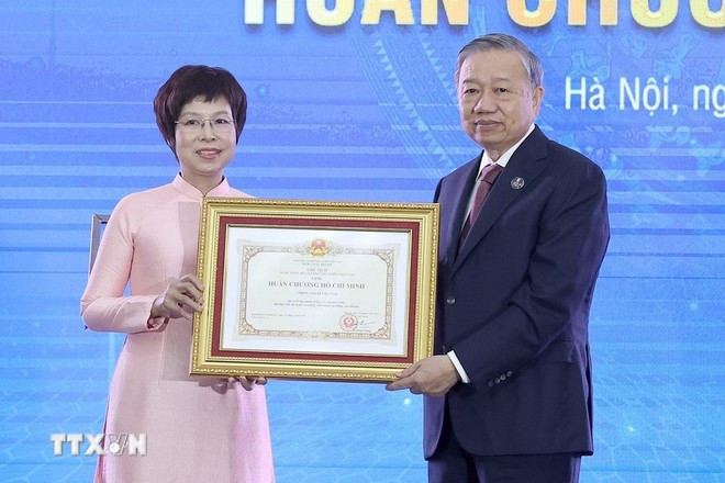 Party General Secretary To Lam (R) presents a Ho Chi Minh Order to the VNA, marking the third time the agency has received the noble title. (Photo: VNA) tong-bi-thu-to-lam-trao-huan-chuong-ho-chi-minh-cho-1.jpg