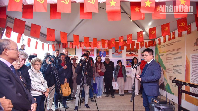 Nhan Dan Deputy Editor-in-Chief Que Dinh Nguyen presented the glorious milestones of Viet Nam over the past 80 years. huma1-2371.jpg