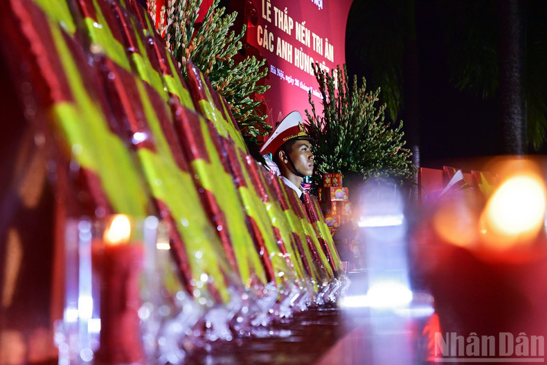 The highlight of the programme was the presentation of 78 restored portraits to the families and relatives of martyrs, along with 20 gifts given to war invalids and sick soldiers. tin-5.jpg