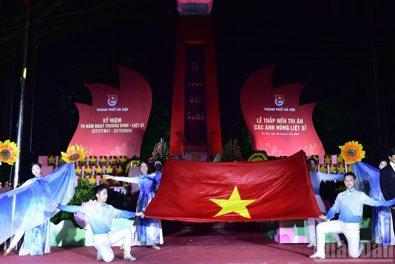 At the city level, the Ha Noi Youth Union visited and presented gifts to Vietnamese Heroic Mothers and families of revolutionary contributors in the wards of Hoan Kiem, Phu Thuong, Tay Ho, Ngoc Hoi, and Thanh Tri commune. tin-11.jpg