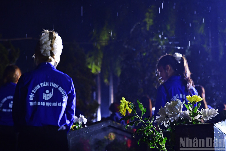 As part of the Green Sunday campaign, the youth of the capital incorporated tree planting activities at martyrs’ cemeteries, memorials and monuments; and organised events such as “Family Meals, Warmth in Mothers’ Hearts” and “Reunion Meals Filled with Love” at the homes of Vietnamese heroic mothers and people with meritorious service. tin-10.jpg