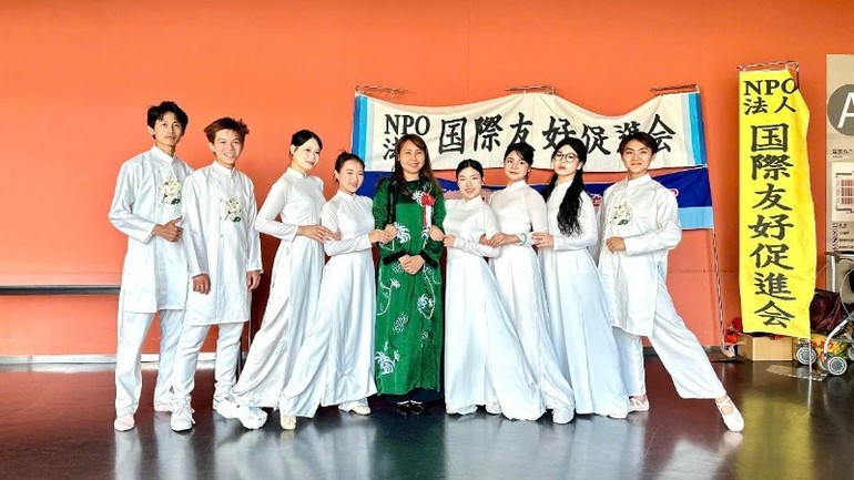 This year also marked the 10th consecutive participation of the Viet Nam Association in Kansai, making a strong impression with performances rich in Vietnamese cultural identity, featuring the traditional Ao dai, folk songs, folk dances, and vibrant imagery of Viet Nam’s homeland. fb9d49787f70f62eaf61-1391.jpg
