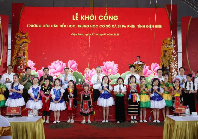 Party General Secretary To Lam and Dien Bien children (Photo: VNA) Party General Secretary To Lam and Dien Bien children (Photo: VNA)