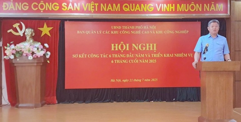 Vice Chairman of the Ha Noi People's Committee Nguyen Manh Quyen spoke at the conference. tin-6.jpg