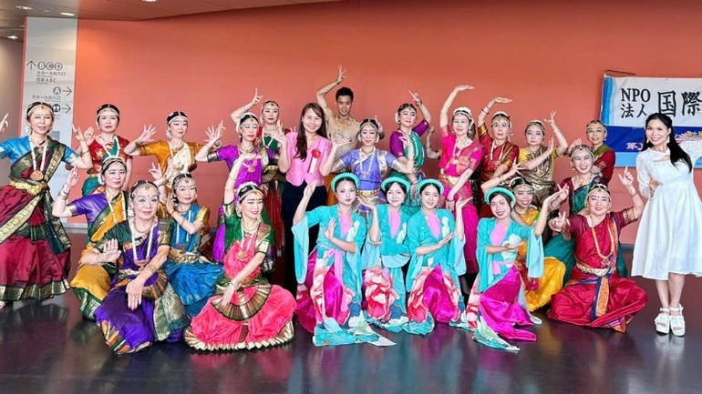 The Viet Nam Association in Kansai made a deep impression with performances rich in Vietnamese cultural identity, featuring the traditional ao dai, folk songs, folk dances, and vibrant imagery of Viet Nam’s homeland. dff71be5c4ed4db314fc-4188.jpg